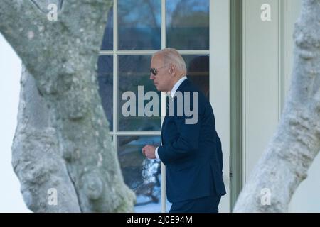 Washington DC, Stati Uniti. 18th Mar 2022. Il presidente degli Stati Uniti Joe Biden parte dalla Casa Bianca a Washington, DC, venerdì 18 marzo 2022, Diretto a Rehoboth Beach, DE. Credit: Abaca Press/Alamy Live News Foto Stock