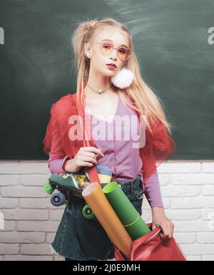 Espressione di sé e moda. Ragazza di fantasia scolastica. Scuola di moda. Teen creativo. Ragazza alla moda creativa studente chalkboard sfondo. Elegante Foto Stock