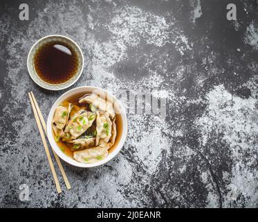 Gnocchi di asiatici nel recipiente Foto Stock