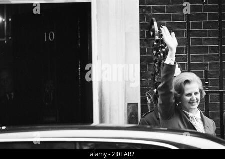Margaret Thatcher entra nel numero 10 Downing Street dopo la sua storica vittoria elettorale, diventando la prima donna del primo ministro britannico. Foto qui ondeggiando per la stampa fotografi e sostenitori riuniti a Downing Street. 4th maggio 1979 Foto Stock
