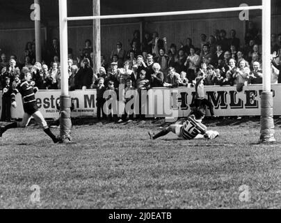 Bridgend 18-12 Pontypridd, finale Welsh Rugby Union Challenge Cup, Cardiff Arms Park, Galles, sabato 28th aprile 1979. Gareth Williams segna il primo tentativo per Bridgend. Foto Stock