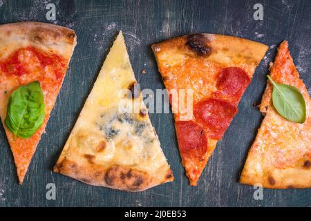 Un assortimento di fette di pizza Foto Stock