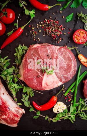 Materie Stinco di vitello su sfondo scuro pronto per la tostatura Foto Stock