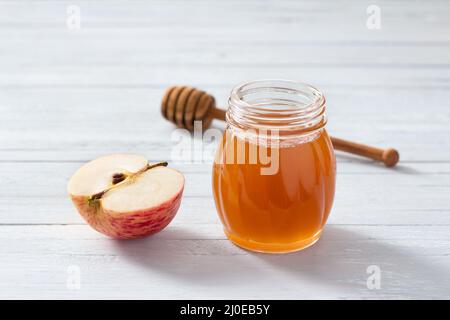 Mele e miele su sfondo ligneo per il nuovo anno ebraico rosh hashanah Foto Stock