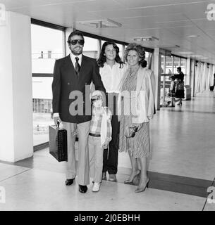 Roger Moore A UN GIRO con sua moglie Luisa e due dei loro figli, Christian e Deborah. 27th giugno 1979. Foto Stock