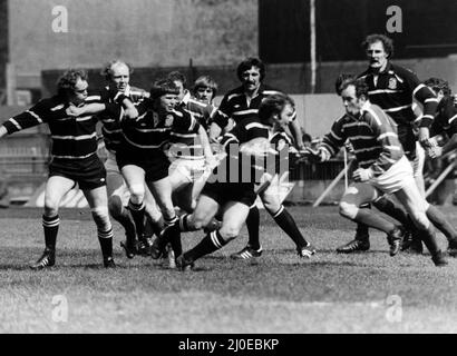 Bridgend 18-12 Pontypridd, finale Welsh Rugby Union Challenge Cup, Cardiff Arms Park, Galles, sabato 28th aprile 1979. Stuart Lewis, Pontypridd scrum half, si rompe con la palla dalla mischia. Foto Stock