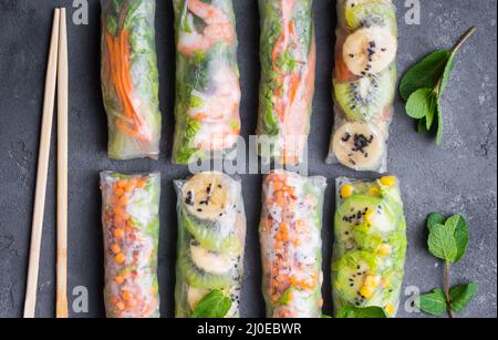 Assortiti fresca involtini primavera Foto Stock