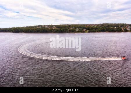 Cerchi su un'acqua della baia di Jervis dopo veloce motoscafo in vista della spiaggia di Vincentia collingwood. Foto Stock