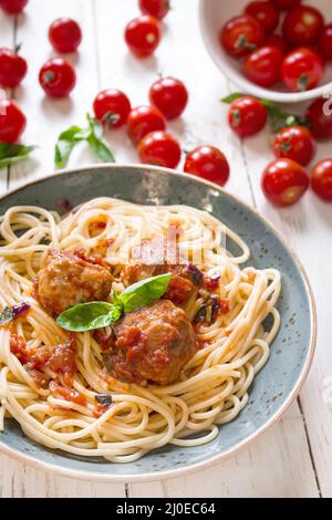 Spaghetti con le polpette di carne e salsa di pomodoro su una piastra Foto Stock