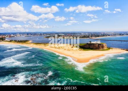 Il faro Nobbys si trova all'ingresso del porto cittadino di Newcastle e del fiume cacciatore con vista aerea dall'oceano pacifico. Foto Stock