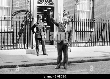 Margaret Thatcher entra nel numero 10 Downing Street dopo la sua storica vittoria elettorale, diventando la prima donna del primo ministro britannico. Francesco Pym che diventa Segretario di Stato per la Difesa nel nuovo governo. 4th maggio 1979 Foto Stock