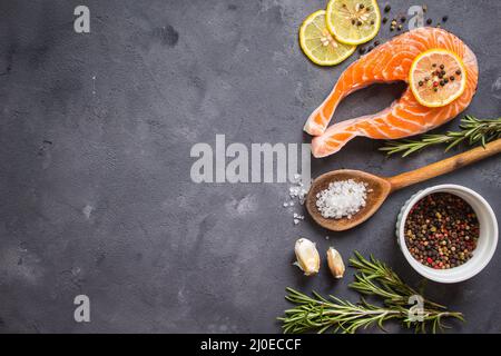 Raw bistecca di salmone pronto per cucinare Foto Stock