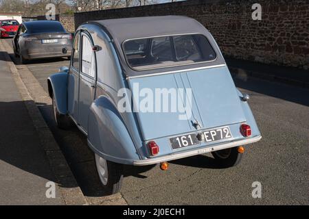 Le Mans, Francia - 27 febbraio 2022: Un vecchio timer blu classico Citroen 2CV (Dodoche) in una buona forma. Parcheggiato in le Mans Street. Francese li Foto Stock