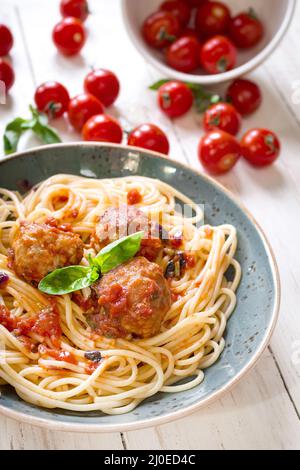 Spaghetti con le polpette di carne e salsa di pomodoro su una piastra Foto Stock