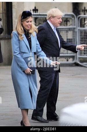 Londra, UK - 09.03.2020: Boris Johnson e la moglie Carrie Symonds partecipano al servizio del Commonwealth Day a Westminster Abby, Kate e William lasciando il servizio a Westminster London. Foto Stock