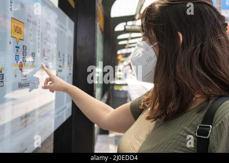 regolazione del tornio prima di eseguire un lavoro preciso Foto Stock