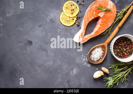 Raw bistecca di salmone pronto per cucinare Foto Stock