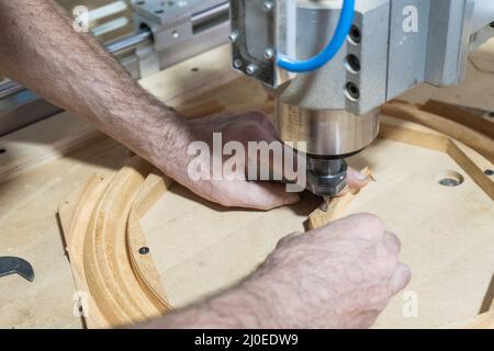 Fresatrice per il taglio del legno in officina Foto Stock