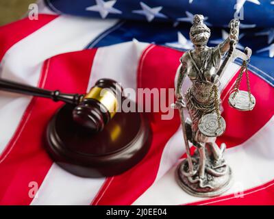 Simboli di libertà e democrazia degli Stati Uniti d'America - la bandiera nazionale, il gavel del giudice e la scultura della dea dei giustiti Foto Stock