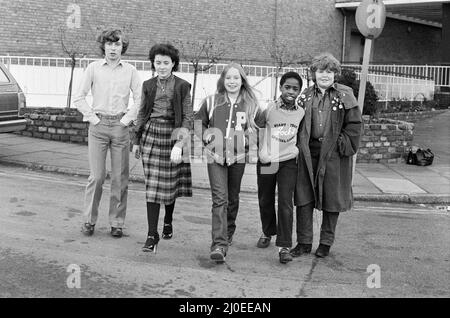 Il cast della serie televisiva per bambini della BBC Grange Hill. Da sinistra a destra, Mark Baxter, Mandy Mealing, Carey Born, Mark Bishop e Peter Moran. 25th gennaio 1980. Foto Stock