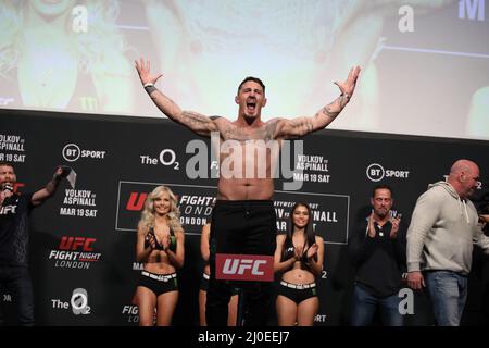 Londra, Regno Unito. 18th Mar 2022. LONDRA, UK - MARZO 18: Tom Aspinall si pone sulla scala durante la UFC Fight Night 204: Volkov v Aspinall Weigh-in al O2 il 18 marzo 2022 a Londra, Regno Unito, Regno Unito. Credit: Immagini PX/Alamy Live News Foto Stock
