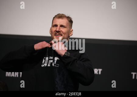 Londra, Regno Unito. 18th Mar 2022. LONDRA, UK - MARZO 18: Tom Aspinall si pone sulla scala durante la UFC Fight Night 204: Volkov v Aspinall Weigh-in al O2 il 18 marzo 2022 a Londra, Regno Unito, Regno Unito. Credit: Immagini PX/Alamy Live News Foto Stock