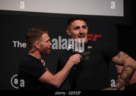 Londra, Regno Unito. 18th Mar 2022. LONDRA, UK - MARZO 18: Tom Aspinall si pone sulla scala durante la UFC Fight Night 204: Volkov v Aspinall Weigh-in al O2 il 18 marzo 2022 a Londra, Regno Unito, Regno Unito. Credit: Immagini PX/Alamy Live News Foto Stock