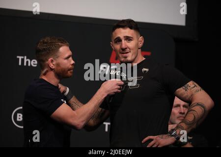 Londra, Regno Unito. 18th Mar 2022. LONDRA, UK - MARZO 18: Tom Aspinall si pone sulla scala durante la UFC Fight Night 204: Volkov v Aspinall Weigh-in al O2 il 18 marzo 2022 a Londra, Regno Unito, Regno Unito. Credit: Immagini PX/Alamy Live News Foto Stock
