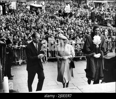 La regina Elisabetta II e il duca di Edimburgo con la folla enorme dietro loro a Warrington, Cheshire. Il sindaco locale si trova alla sinistra della Regina, e in seguito visitò il Municipio di Warrington dove si agitò alla folla dal balcone. Foto scattata il 2nd novembre 1979 Foto Stock