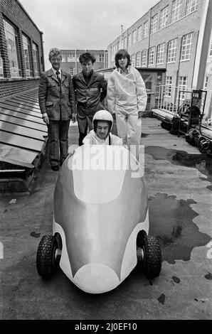 La foto mostra gli studenti e il docente al Garretts Green Technical College di Birmingham con la loro auto elettrica elettronica. Al lavoro sulla vettura Daryl Boardman (18) in primo piano controlla le batterie delle automobili, con Michael Parry (18) in sella ai conducenti, anche nella foto sono il sig. John West, conferenziere al collage sui Corsi di carrozzeria del veicolo a motore e 18 anni Paul Radcliffe. Foto scattata il 15th agosto 1979. Foto Stock