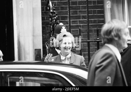 Margaret Thatcher entra nel numero 10 Downing Street dopo la sua storica vittoria elettorale, diventando la prima donna del primo ministro britannico. Foto qui ondeggiando per la stampa fotografi e sostenitori riuniti a Downing Street. 4th maggio 1979 Foto Stock