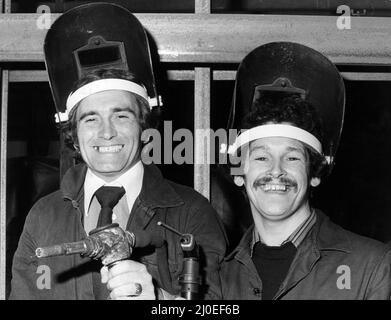 La commedia Duo, Tommy Cannon e Bobby Ball, tornano alla fabbrica Crane Fruehauf di Oldham, Lancashire, dove hanno lavorato entrambi come saldatori, 23rd ottobre 1978. Foto Stock