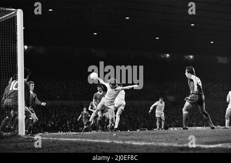 La finale della Coppa di Calcio 1978 fu la diciottesima finale della Coppa di Lega, e fu contestata tra Liverpool e Nottingham Forest. La partita iniziale ha portato a un'estrazione di 0?0 al Wembley Stadium il 18 marzo 1978. Il replay è stato quattro giorni più tardi a Old Trafford, e ha visto John Robertson segnare dal punto di rigore dopo un fallo di Phil Thompson su John o'Hare, che la TV replay confermato era effettivamente al di fuori della zona di rigore.(Picture) Tony Woodcock (centro) ha uno sforzo sul Liverpool obiettivo. 22nd marzo 1978 Foto Stock