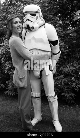 Le stelle di 'Star Wars: Episodio V – l'Impero colpisce Indietro' assistono ad una fotocellula fuori dal Savoy Hotel. L'attrice Carrie Fisher con gli Stormtroopers. 19th maggio 1980. Foto Stock