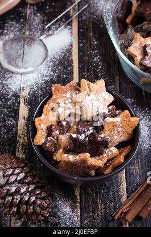 Natale biscotti allo zenzero su piastra Foto Stock