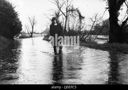 Cardiff Floods 1979, la nostra foto mostra ... la scena a Radyr Court Road, Llandaff North, Cardiff, Giovedi 27th dicembre 1979. Foto Stock