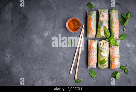 Assortiti fresca involtini primavera Foto Stock