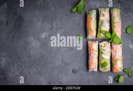 Assortiti fresca involtini primavera Foto Stock