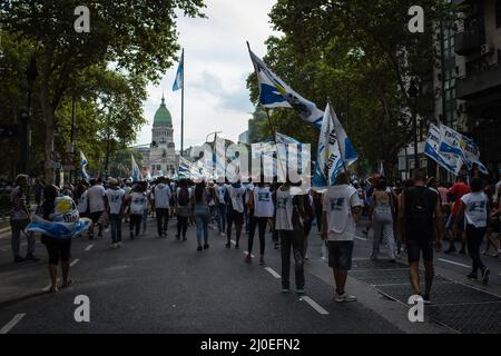 Buenos Aires, Argentina. 17th Mar 2022. Gruppi di militanti con le loro bandiere passano attraverso l'Avenida de Mayo centrale per l'atto tenuto nella Plaza del Congreso. Il fronte di sinistra, insieme ad altre organizzazioni sociali, politiche, sindacali, studentesche e per i diritti umani, ha tenuto una manifestazione e un atto di fronte al Congresso Nazionale, in rifiuto dell'accordo, che è stato discusso al Senato tra il Governo Nazionale e l'FMI. Credit: SOPA Images Limited/Alamy Live News Foto Stock