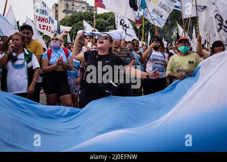 Buenos Aires, Argentina. 17th Mar 2022. Una donna grida i versi dell'inno nazionale argentino durante l'atto tenuto in Plaza del Congresso. Il fronte di sinistra, insieme ad altre organizzazioni sociali, politiche, sindacali, studentesche e per i diritti umani, ha tenuto una manifestazione e un atto di fronte al Congresso Nazionale, in rifiuto dell'accordo, che è stato discusso al Senato tra il Governo Nazionale e l'FMI. Credit: SOPA Images Limited/Alamy Live News Foto Stock