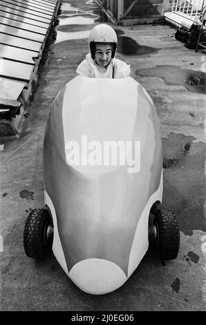 La foto mostra gli studenti e il docente al Garretts Green Technical College di Birmingham con la loro auto elettrica elettronica. Al lavoro sulla vettura Daryl Boardman (18) in primo piano controlla le batterie delle automobili, con Michael Parry (18) in sella ai conducenti, anche nella foto sono il sig. John West, conferenziere al collage sui Corsi di carrozzeria del veicolo a motore e 18 anni Paul Radcliffe. Foto scattata il 15th agosto 1979. Foto Stock