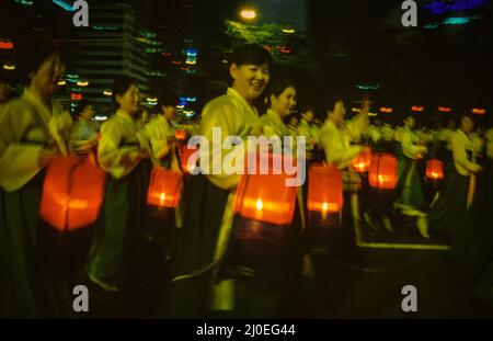 Donne in abiti tradizionali coreani alla grande lanterna-parata per il compleanno di Buddha a Seoul. Foto Stock