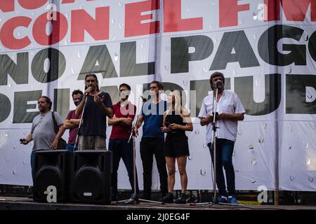 Buenos Aires, Argentina. 17th Mar 2022. I relatori del fronte di sinistra cominciano a dare i loro discorsi durante l'atto tenuto nella Plaza del Congresso. Il fronte di sinistra, insieme ad altre organizzazioni sociali, politiche, sindacali, studentesche e per i diritti umani, ha tenuto una manifestazione e un atto di fronte al Congresso Nazionale, in rifiuto dell'accordo, che è stato discusso al Senato tra il Governo Nazionale e l'FMI. (Foto di Nacho Boullosa/SOPA Images/Sipa USA) Credit: Sipa USA/Alamy Live News Foto Stock