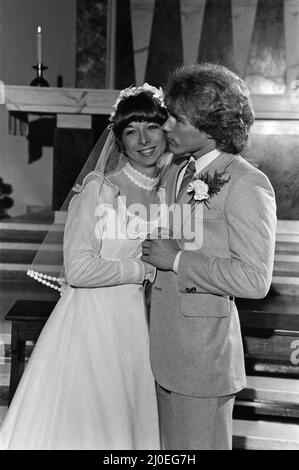 Il matrimonio di Brian Tilsley e Gail Potter di Coronation Street. La coppia, suonata da Helen Worth e Christopher Quinten sono raffigurate. 13th novembre 1979. Foto Stock