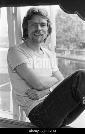 Richard Branson, 28 anni di mastermind dietro la Virgin Music Company. Rilassarsi sulla sua barca. In questo set di 21 immagini , Richard è visto rilassarsi sulla sua casa galleggiante, andando a lavorare, nel suo studio di registrazione The Townhouse in West London, e nel nuovissimo Virgin Mega Store con alcuni dei £3.000.000 dischi e nastri in background. Foto di Bill Rowntree Foto scattata il 4th luglio 1979 Foto Stock