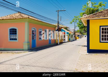 Gennaio 19, 2022. Florianopolis, Brasile. Vecchio villaggio con case colorate a Ribeirao da Ilha Foto Stock