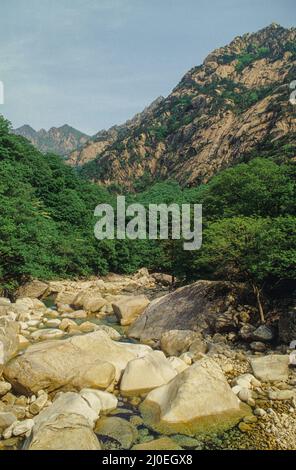 Le montagne di Kumgang della Corea del Nord sono famose per il loro paesaggio spettacolare e le vedute con fiumi limpidi. Foto Stock