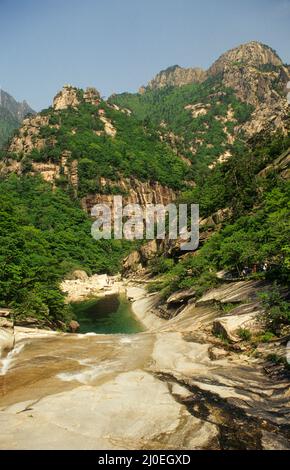 Le montagne di Kumgang della Corea del Nord sono famose per il loro paesaggio spettacolare e le vedute con fiumi limpidi. Foto Stock