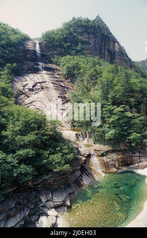 Le montagne di Kumgang della Corea del Nord sono famose per il loro paesaggio spettacolare e le vedute con fiumi limpidi. Foto Stock