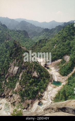 Le montagne di Kumgang della Corea del Nord sono famose per il loro paesaggio spettacolare e le vedute con fiumi limpidi. Foto Stock